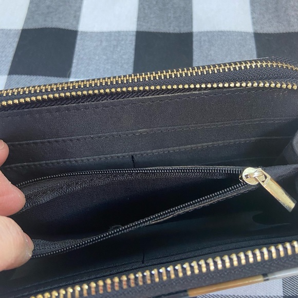 PATENT LEATHER MAGAZINE PRINT WALLET/WRISTLET - Picture 5 of 8